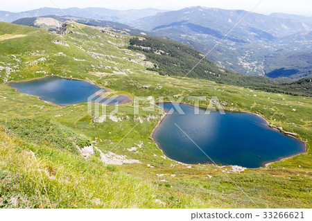 Mountain lake landscape. Tuscan Appennini, Italy. 33266621