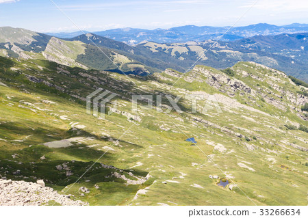 Mountain lake landscape. Tuscan Appennini, Italy. 33266634