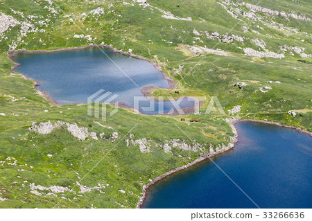 Mountain lake landscape. Tuscan Appennini, Italy. 33266636