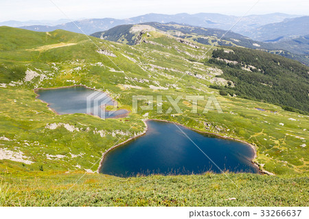 Mountain lake landscape. Tuscan Appennini, Italy. 33266637