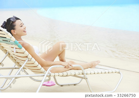 放鬆由水池的婦女 33266750