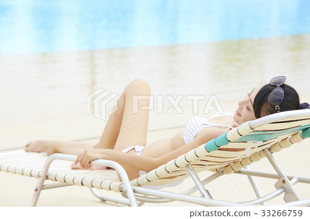 放鬆由水池的婦女 放鬆由水池的婦女 33266759