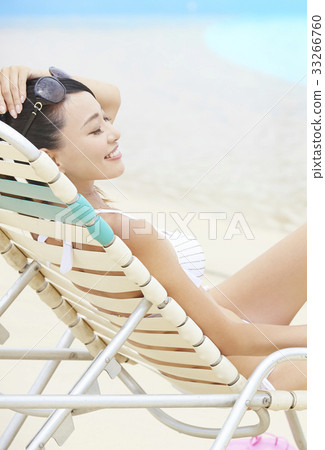 放鬆由水池的婦女 放鬆由水池的婦女 33266760