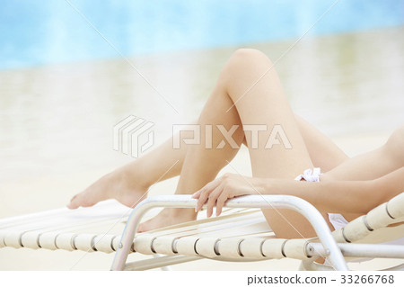 放鬆由水池的婦女 放鬆由水池的婦女 33266768