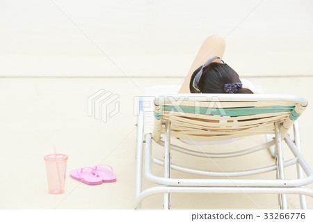 放鬆由水池的婦女 放鬆由水池的婦女 33266776