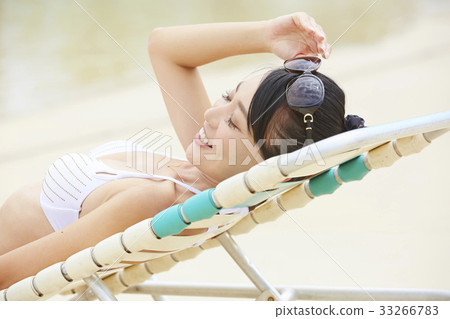 放鬆由水池的婦女 放鬆由水池的婦女 33266783