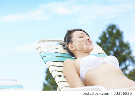 放鬆由水池的婦女 33266820