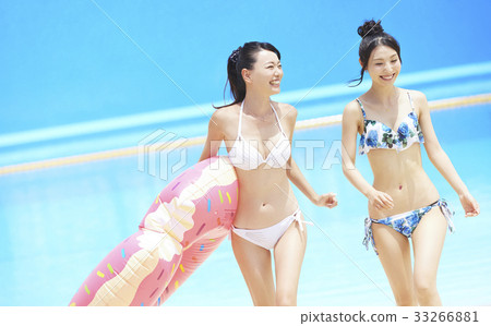 有浮游物的池手段比基尼泳裝婦女 有浮游物的池手段比基尼泳裝婦女 33266881