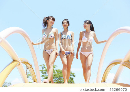 泳池度假村比基尼女朋友 泳池度假村比基尼女朋友 33266970