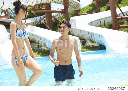 Couple enjoying a date in the pool 33266987