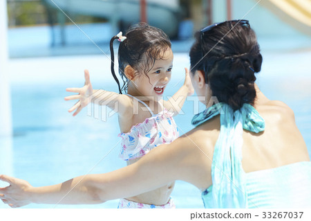 Parent and child playing in the pool 33267037