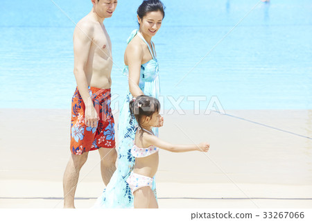 Parent and child playing in the pool 33267066