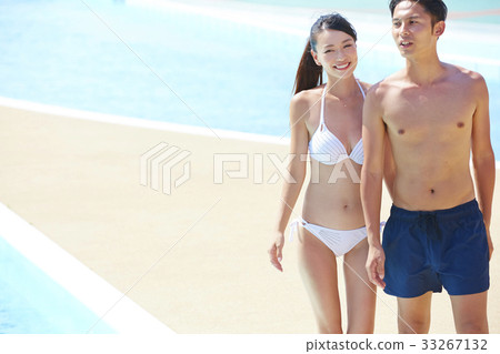 Poolside couple portrait 33267132