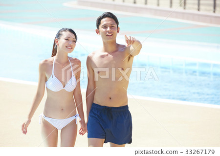 Poolside couple 33267179