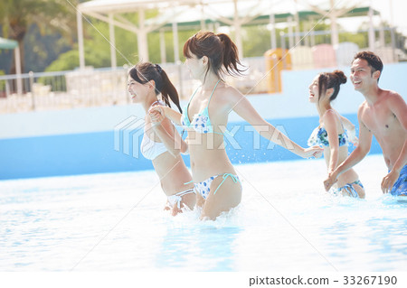 在游泳池中享受的男女 在游泳池中享受的男女 33267190