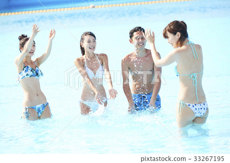 Men and women who enjoy in the pool 33267195