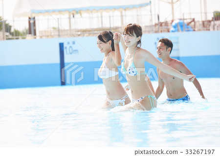 Men and women who enjoy in the pool 33267197
