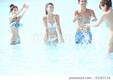 Men and women who enjoy in the pool 33267210