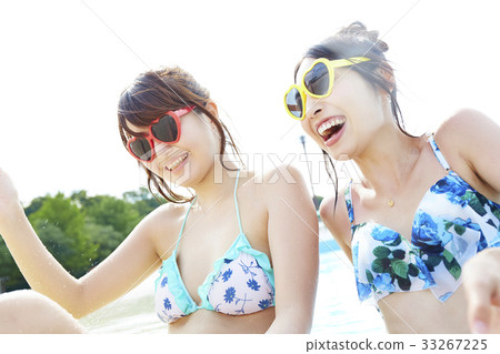 Pool Resort Girlfriend Portrait 33267225