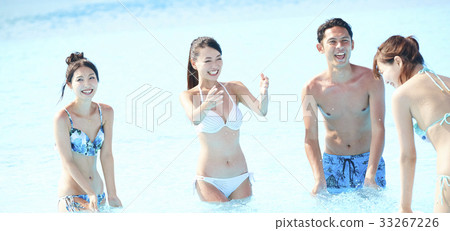 Men and women who enjoy in the pool 33267226