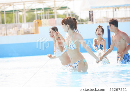 Men and women who enjoy in the pool 33267231