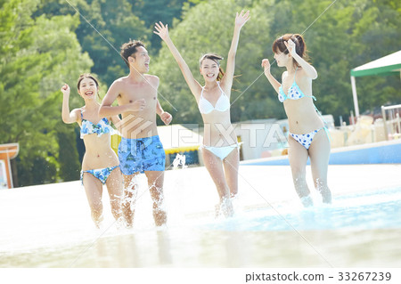 Men and women who enjoy in the pool 33267239