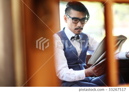放鬆在咖啡館的一個人 33267517