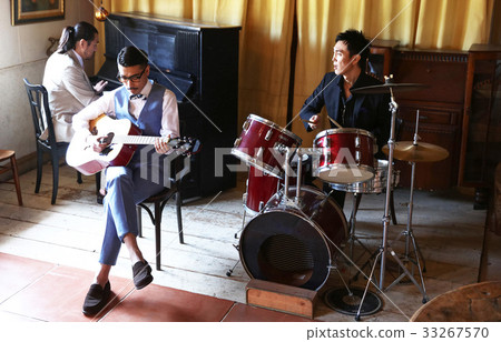 男人在演奏樂器 男人在演奏樂器 33267570