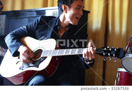 男人在演奏樂器 33267588