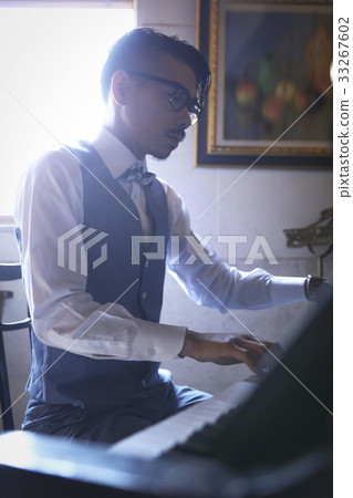 男人在演奏樂器 男人在演奏樂器 33267602