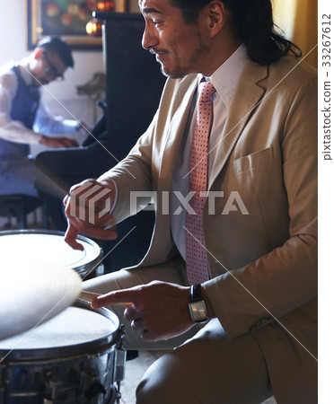 男人在演奏樂器 33267612
