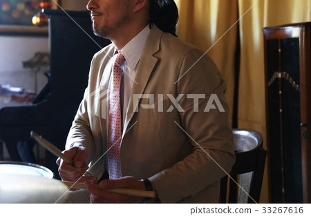 男人在演奏樂器 33267616