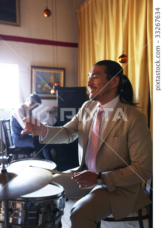 男人在演奏樂器 33267634