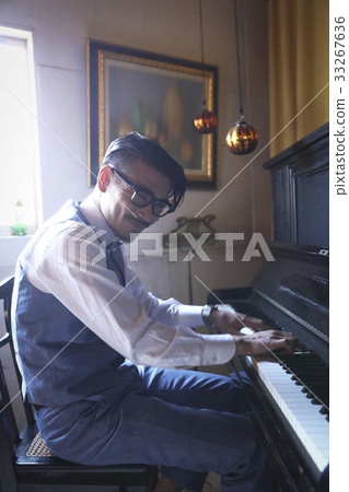 男人在演奏樂器 33267636