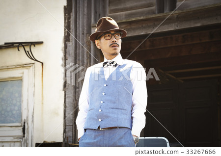 Men who stand outdoors 33267666