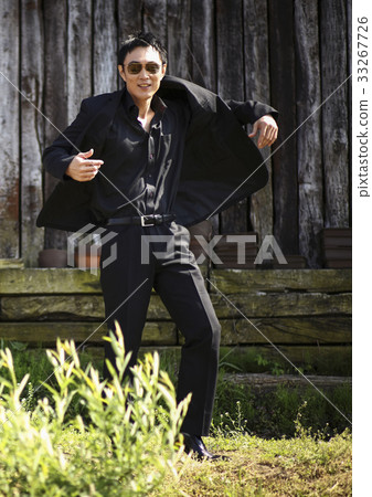 站在戶外的男人 33267726