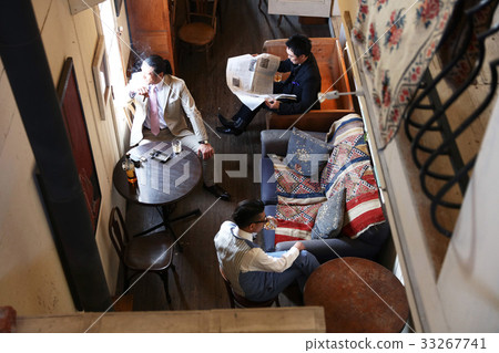 Men drinking alcohol 33267741