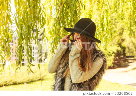 Adorable woman in sunglasses Adorable woman in sunglasses 33268562
