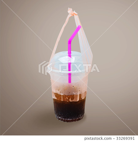 Plastic cup of soft drink isolated. 33269391