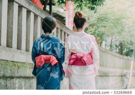 浴衣的兩名婦女 33269669