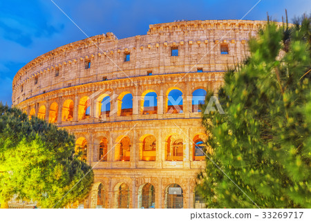 Beautiful landscape of the Colosseum in Rome 33269717