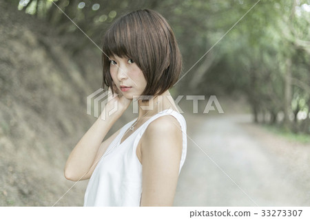 Forest woman 33273307