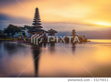 Pura Ulun Danu Bratan, Hindu temple on Bratan lake Pura Ulun Danu Bratan, Hindu temple on Bratan lake 33274011