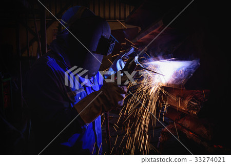 Welding steel structures and bright sparks 33274021