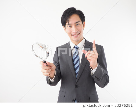 有放大鏡的一個商人 33276291