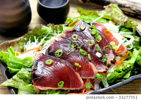 Seared bonito 33277351