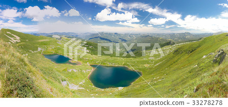 Mountain lake landscape. Tuscan Appennini, Italy. 33278278