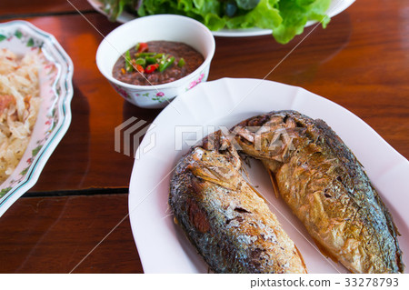 fried mackerel and chili shrimp paste 33278793