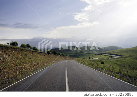 Smooth asphalt road to the mountains road Smooth asphalt road to the mountains road 33280893