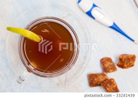 Hot sugarcane-water (aguapanela) with lemon 33281439